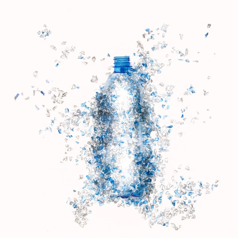 Ein Plastikflasche welche sich in kleine Plastikteile zersetzt und somit dessen Verfall symbolisiert.
